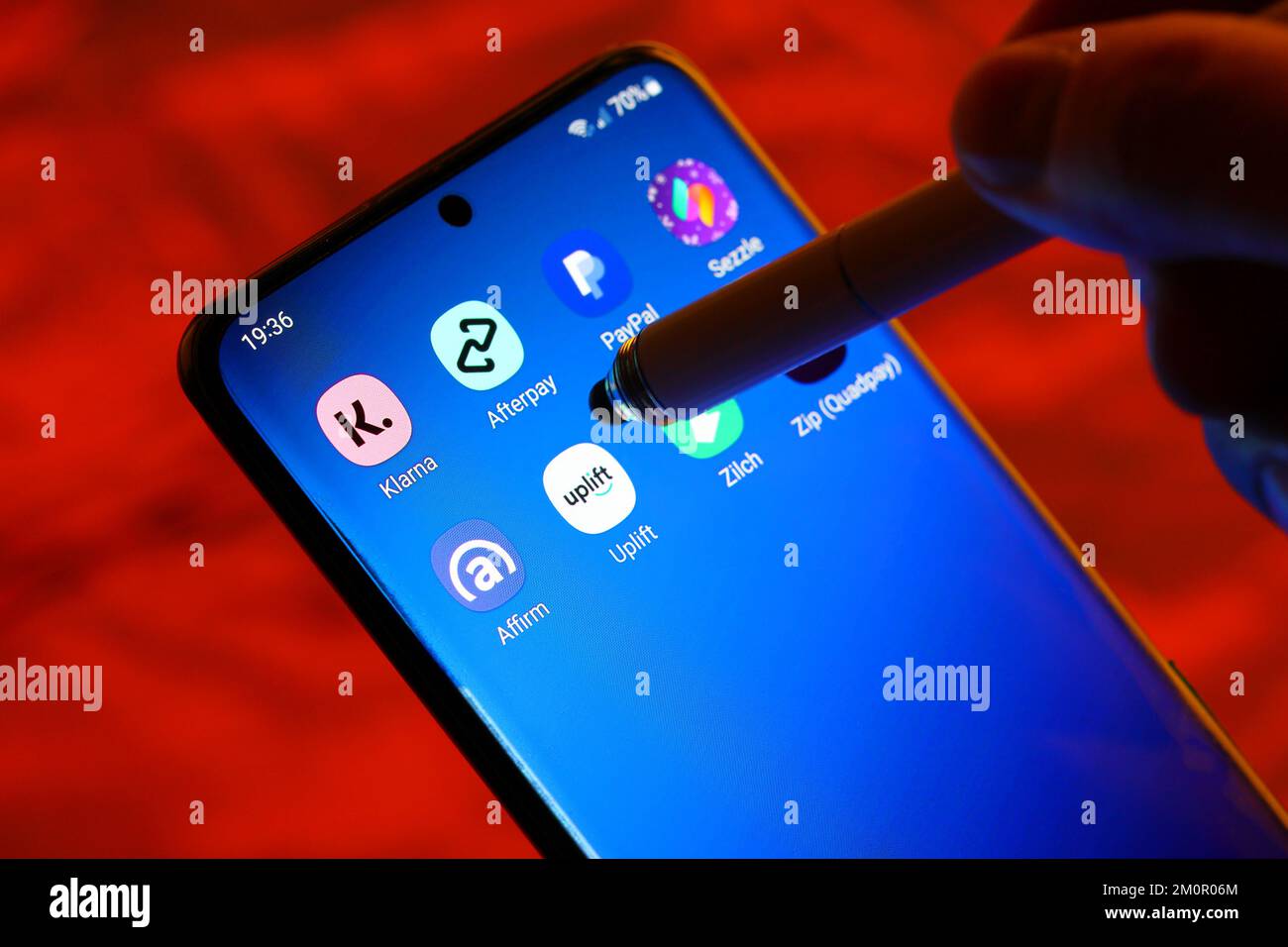 A Stylus Points to Buy Now Pay Later Apps Klarna, Afterpay, Affirm, Uplift, Sezzle, Zilch und PayPal zahlen in 4 auf einem Smartphone. Point-of-Sale-Darlehen. Stockfoto