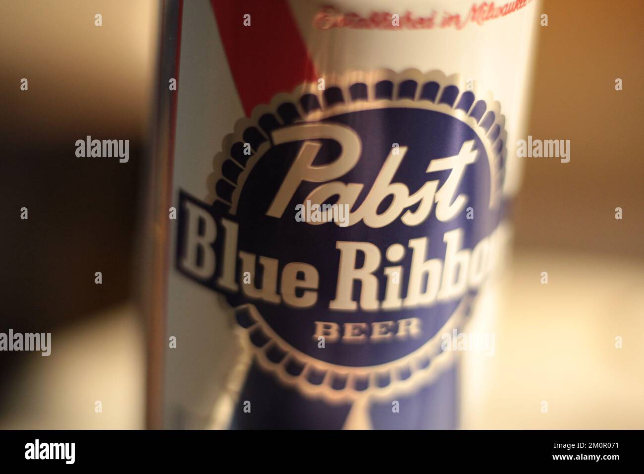 New York, NY - 17. März 2021: Nahaufnahme des Etiketts Pabst Blue Ribbon Beer mit schwacher Tiefenschärfe und Bokeh-Hintergrund bei warmem Licht Stockfoto