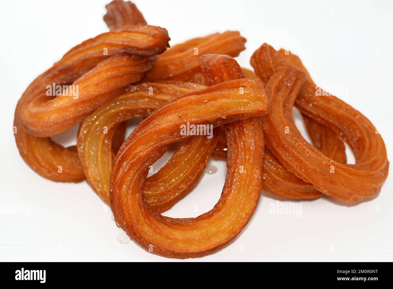 Türkische Churros, sehr beliebte Street Food oder Street Desserts in der Türkei, kreisförmiges Chalka Tatlisi Dessert in Öl gebraten und mit Honigsirup gesüßt, s Stockfoto