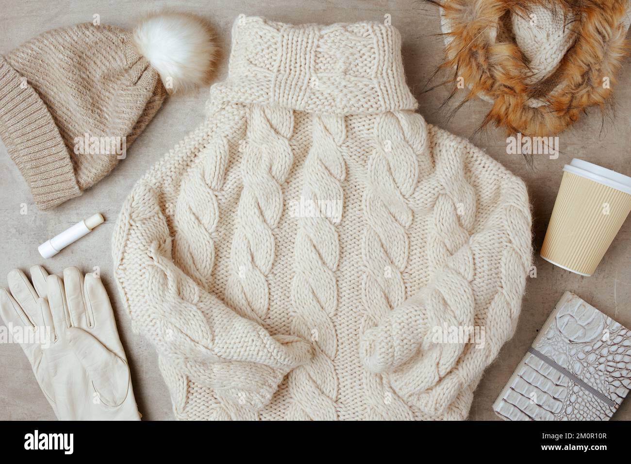 Winterdecke mit Mütze, Schal, Handschuhen und Pullover. Stockfoto