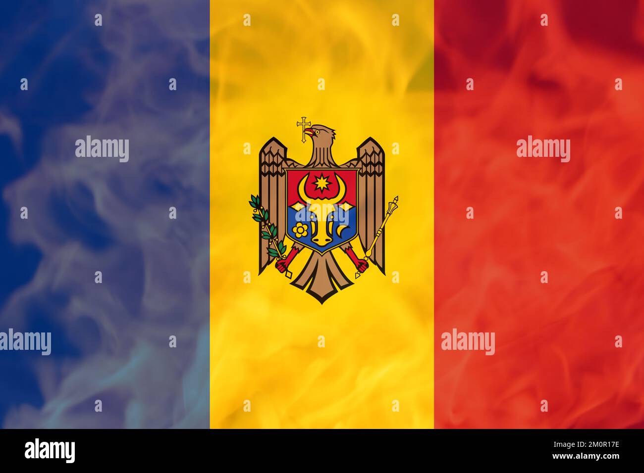 Unschärfe-Protest in Moldawien. Moldauische Flagge auf Feuerflammenhintergrund. Stärke, Macht, Protestkonzept. Krieg in Russland. Unscharf. Stockfoto
