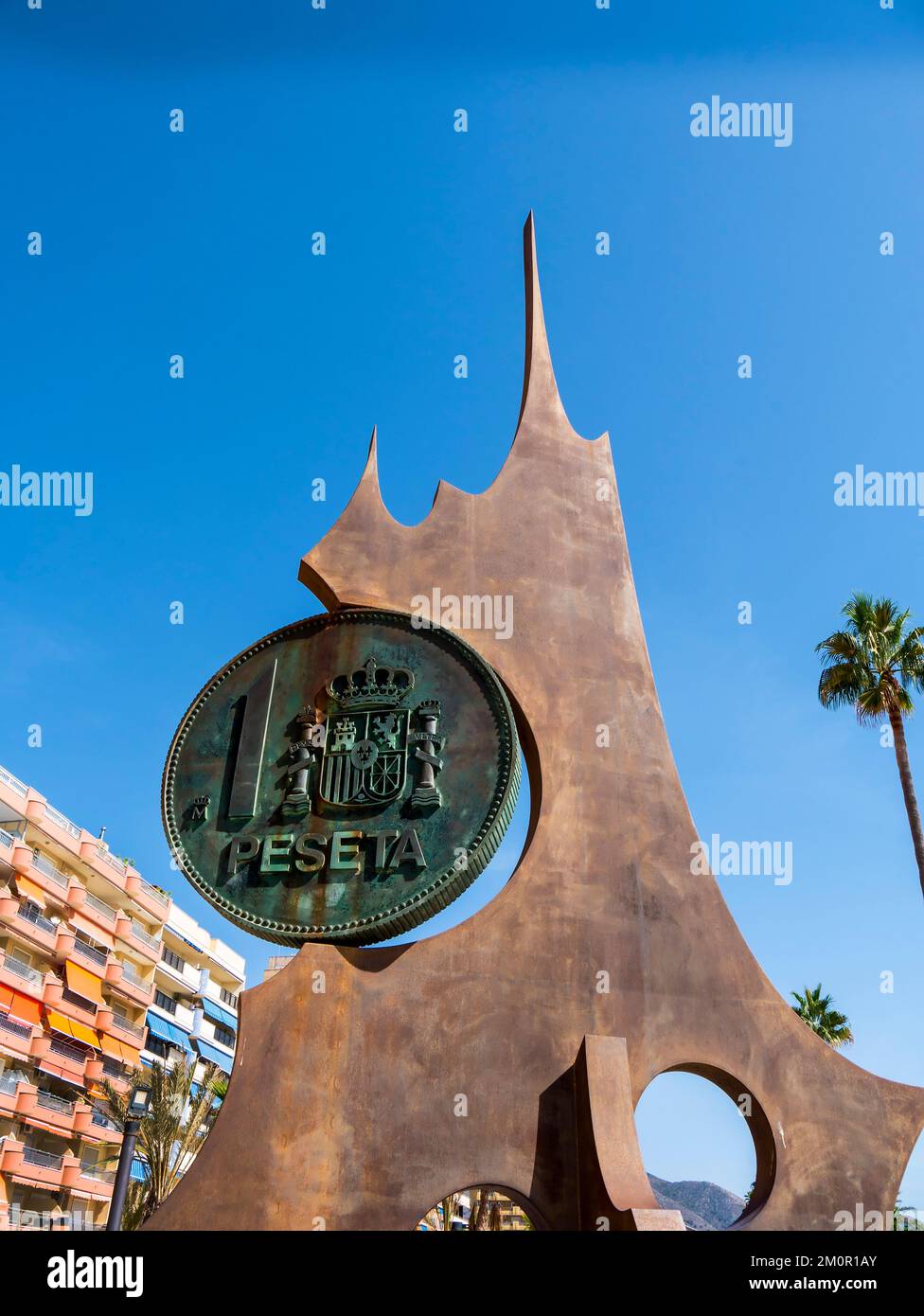Dieses Denkmal befindet sich an der Uferpromenade von Fuengirola, es war das erste Denkmal in Spanien, das der ehemaligen spanischen Währung gewidmet war Stockfoto Dieses Denkmal befindet sich an der Uferpromenade von Fuengirola, es war das erste Denkmal in Spanien, das der ehemaligen spanischen Währung gewidmet war Stockfoto