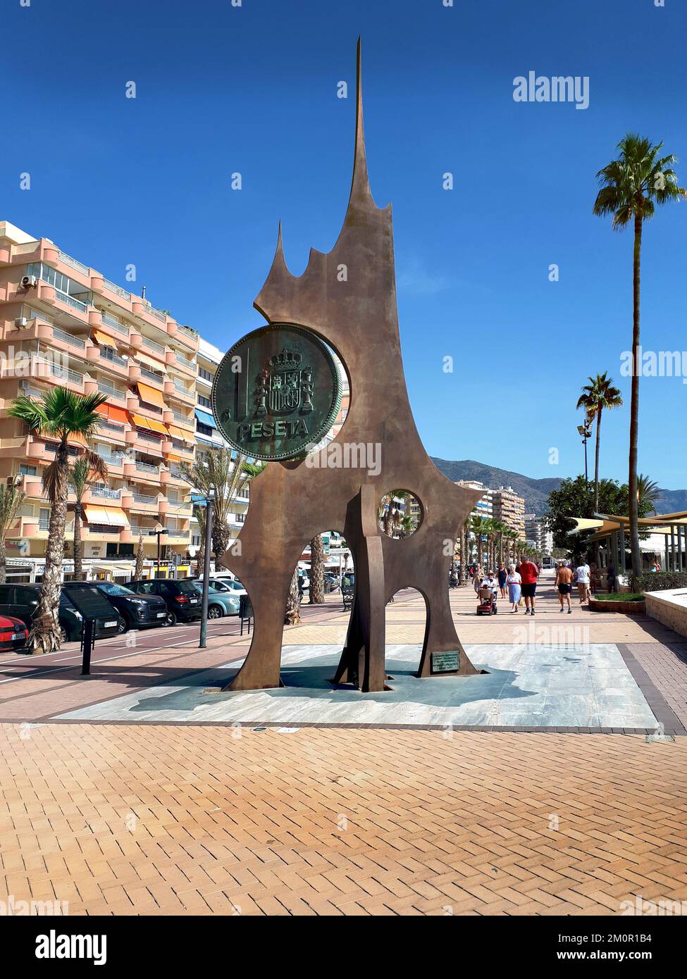 Dieses Denkmal befindet sich an der Uferpromenade von Fuengirola, es war das erste Denkmal in Spanien, das der ehemaligen spanischen Währung gewidmet war Stockfoto Dieses Denkmal befindet sich an der Uferpromenade von Fuengirola, es war das erste Denkmal in Spanien, das der ehemaligen spanischen Währung gewidmet war Stockfoto