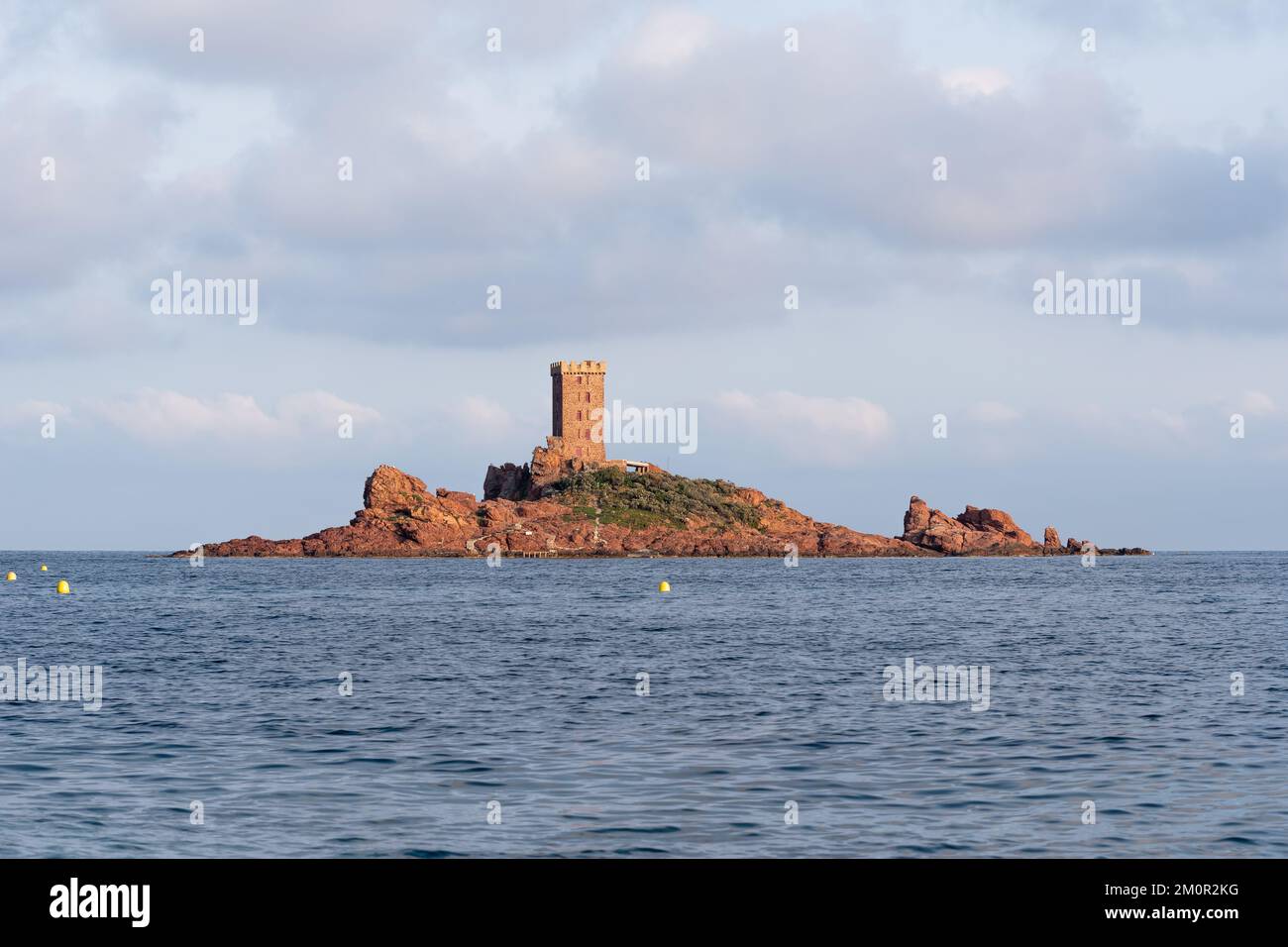 Goldene Insel (l’Île d’Or) mit seinem Turm in der Nähe des Dramont Cap in der Gemeinde Saint-Raphael (Var, Provence-Alpes-Cotes-d’Azur, Frankreich) Stockfoto