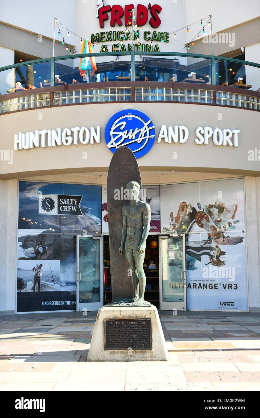 HUNTINGTON BEACH, KALIFORNIEN - 7. DEZEMBER 2022: Statue von Duke Kahanamoku am Surfing Hall of Fame Walk an der Main Street und am PCH. Stockfoto