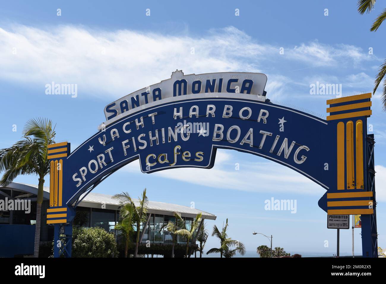 SANTA MONICA, KALIFORNIEN - 25. MAI 2021: Schild am Eingang zum Santa Monica Pier, einer beliebten Touristenattraktion. Stockfoto