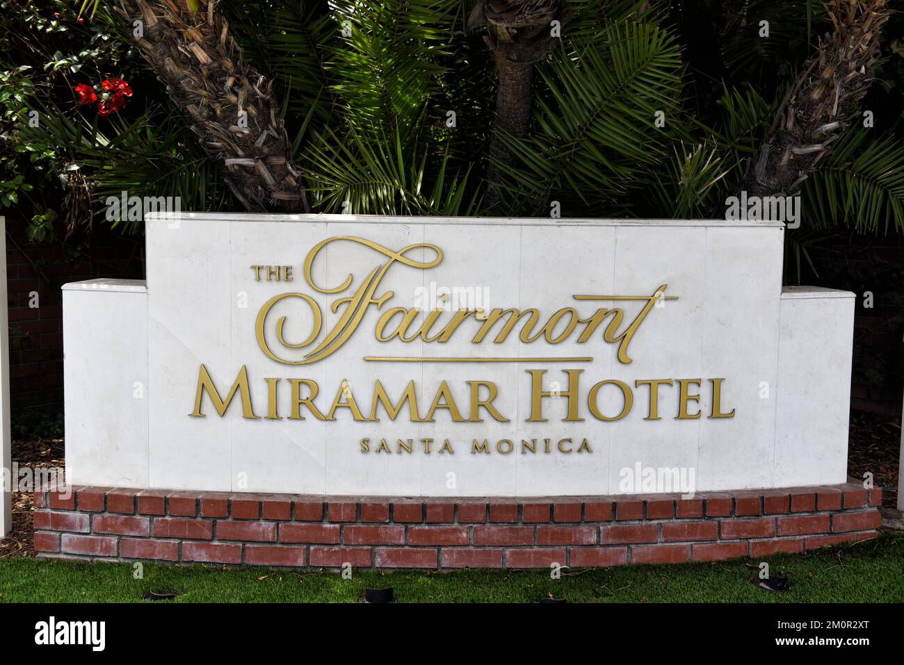 SANTA MONICA, KALIFORNIEN - 25. MAI 2021: Schild am Fairmont Miramar Hotel and Bungalows, einem historischen 5-Sterne-Hotel in der Nähe der Santa Monica Pie Stockfoto