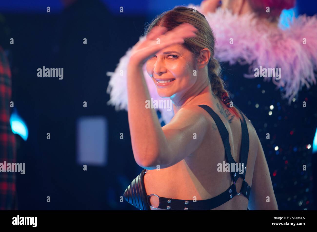 Köln, Deutschland. 08.. Dezember 2022. Model Micaela Schäfer ist im Studio beim Finale der Reality-Show "Promi Big Brother" am Samstag. Kredit: Henning Kaiser/dpa/Alamy Live News Stockfoto