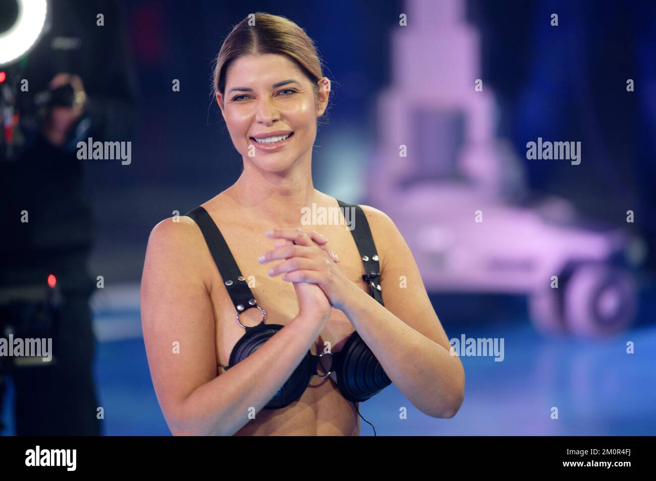 Köln, Deutschland. 08.. Dezember 2022. Model Micaela Schäfer ist im Studio beim Finale der Reality-Show "Promi Big Brother" am Samstag. Kredit: Henning Kaiser/dpa/Alamy Live News Stockfoto