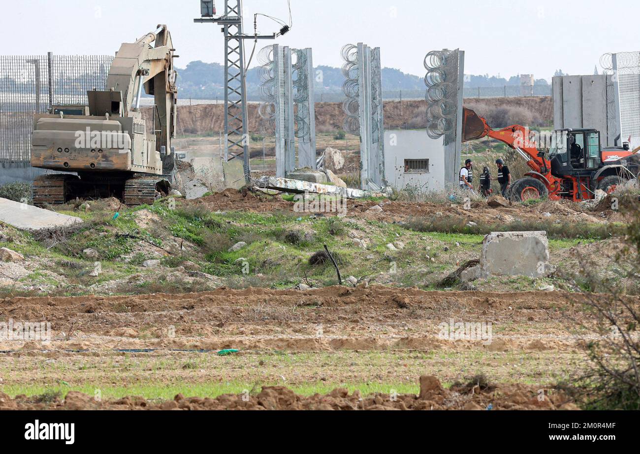 Gaza, Palästina. 07.. Dezember 2022. Israelische Arbeiter arbeiten in der Nähe der Grenze zu Gaza, während Bulldozer und Kräne Karni an der Handelsübergangsstelle auf der Ostseite von Gaza-Stadt demontieren, da Israel beschloss, eine Sicherheitsbarriere am Standort des seit langem stillgelegten Terminals zu erweitern. Kredit: SOPA Images Limited/Alamy Live News Stockfoto