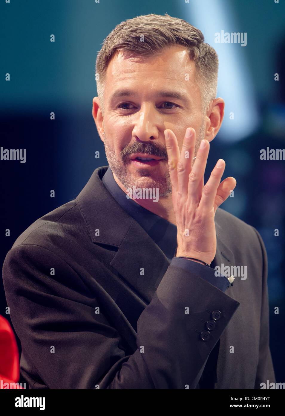 Köln, Deutschland. 08.. Dezember 2022. Der Moderator Jochen Schropp ist im Studio beim Finale der Reality-Show „Promi Big Brother“ am Samstag 1. Kredit: Henning Kaiser/dpa/Alamy Live News Stockfoto