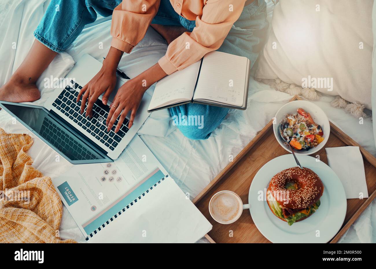 Frühstücks-, Bett- und Laptop-Hände für die Arbeit von zu Hause aus Produktivität, Zeitmanagement und Finanzplanung. Ernährung, Food-Blog und Geschäft Stockfoto