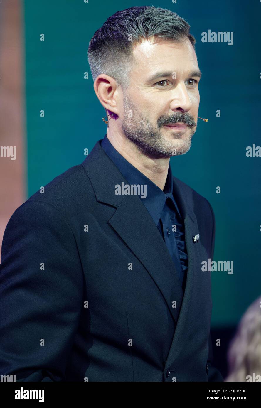 Köln, Deutschland. 08.. Dezember 2022. Der Moderator Jochen Schropp ist im Studio beim Finale der Reality-Show „Promi Big Brother“ am Samstag 1. Kredit: Henning Kaiser/dpa/Alamy Live News Stockfoto