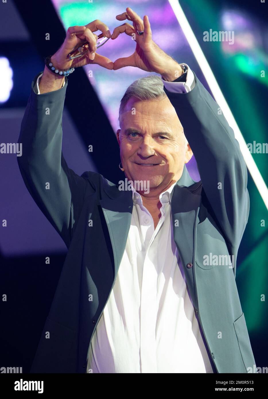 Köln, Deutschland. 08.. Dezember 2022. Comedian Jörg Knör ist im Finale der Reality-Show "Promi Big Brother" im Studio im Sat 1-Fernsehen. Kredit: Henning Kaiser/dpa/Alamy Live News Stockfoto