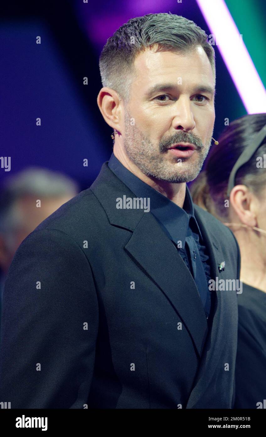 Köln, Deutschland. 08.. Dezember 2022. Der Moderator Jochen Schropp ist im Studio beim Finale der Reality-Show „Promi Big Brother“ am Samstag 1. Kredit: Henning Kaiser/dpa/Alamy Live News Stockfoto