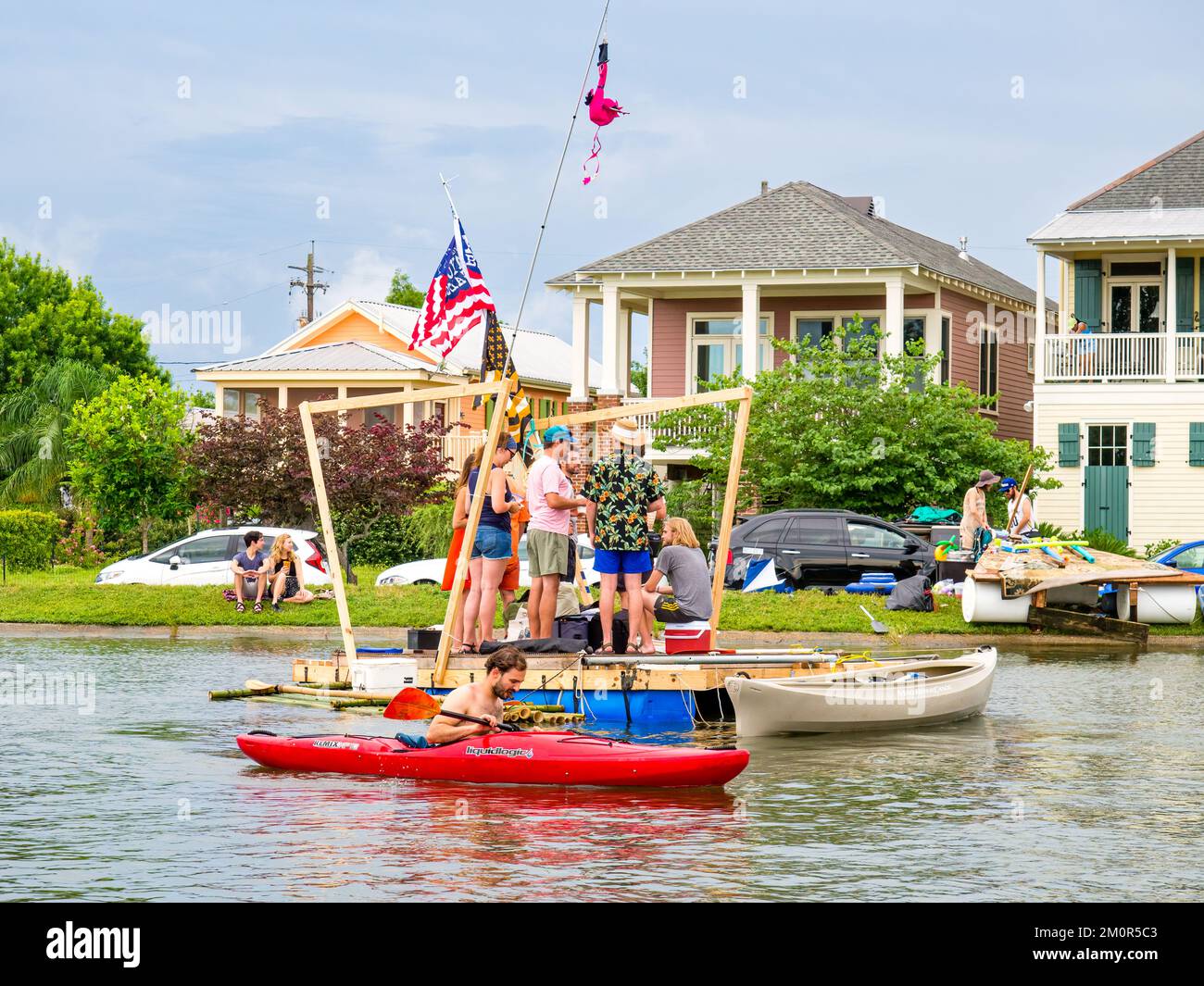 NEW ORLEANS, LA, USA - 21. MAI 2017: Junge Erwachsene feiern auf der Bayou St. John auf Booten und entlang der Küste während des kostenlosen Bayou Boogaloo Festivals Stockfoto