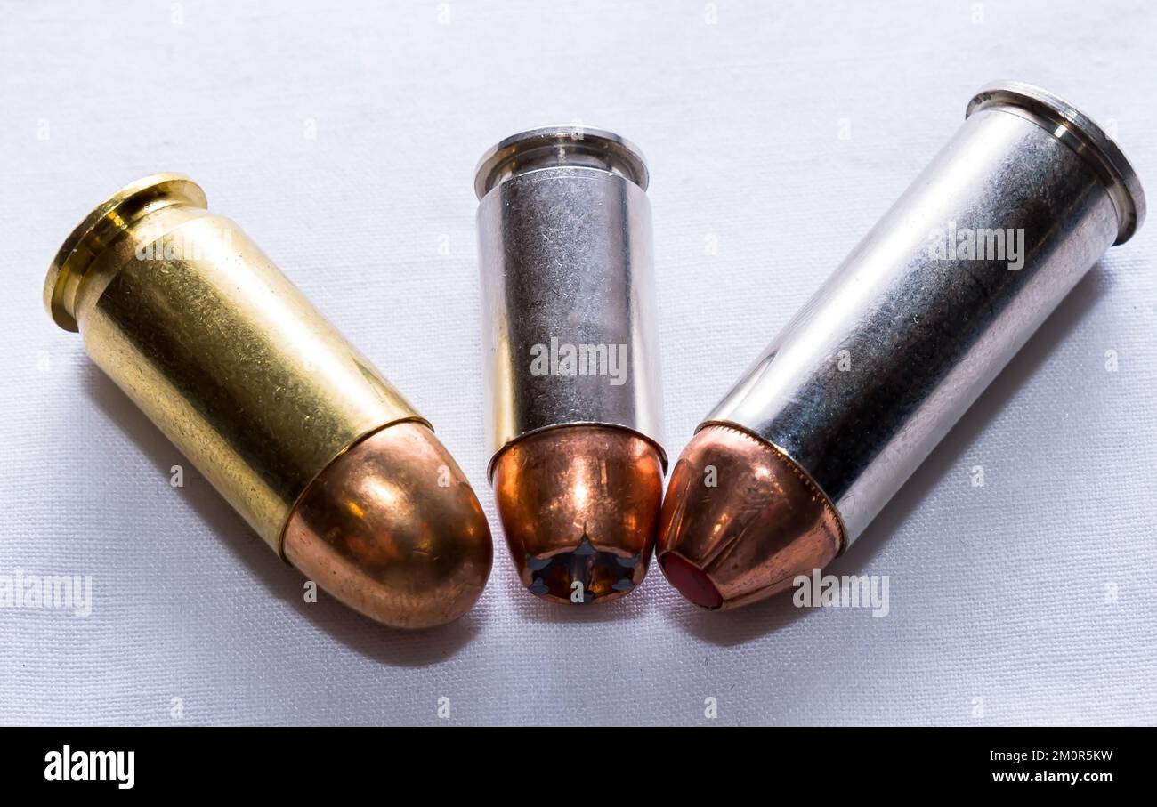 Drei Handfeuerwaffen-Hohlkugeln, Kaliber 40, Spezial 44 und Kaliber 45 auf weißem Hintergrund Stockfoto