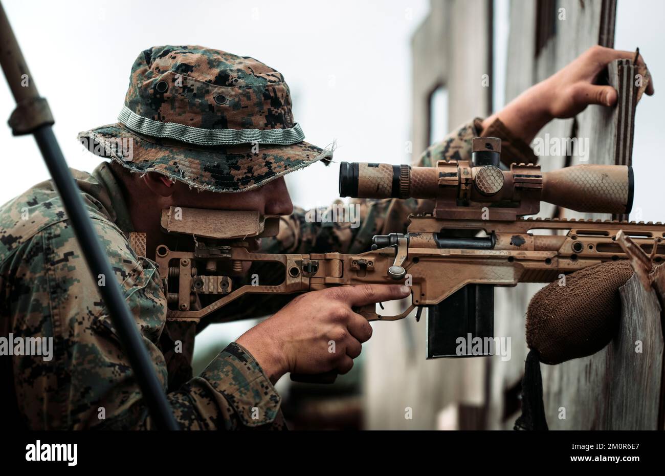 USA Marinekorps Sergeant Thomas Sullivan, ein Warrenton, Virginia, einheimischer und stellvertretender Teamleiter mit 2D. Bataillon, 2D. Marineregiment, 2D. Marine Division, engagiert sich während einer Feldübung im Regiment in Camp Lejeune, North Carolina, am 6. Dezember 2022 ein Ziel. Die Marines führten die FEX durch, um die Kampffähigkeiten zu verbessern und gleichzeitig die Einsatzbereitschaft im gesamten Regiment aufrechtzuerhalten. (USA Geburtsdatum: 1958 Stockfoto