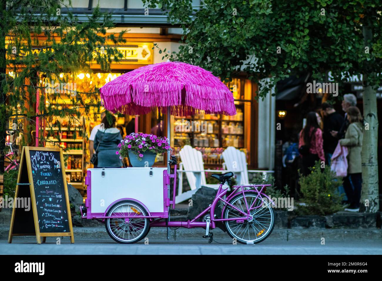 Pinkfarbener Eiswagen mit Blumen der Freude Stockfoto