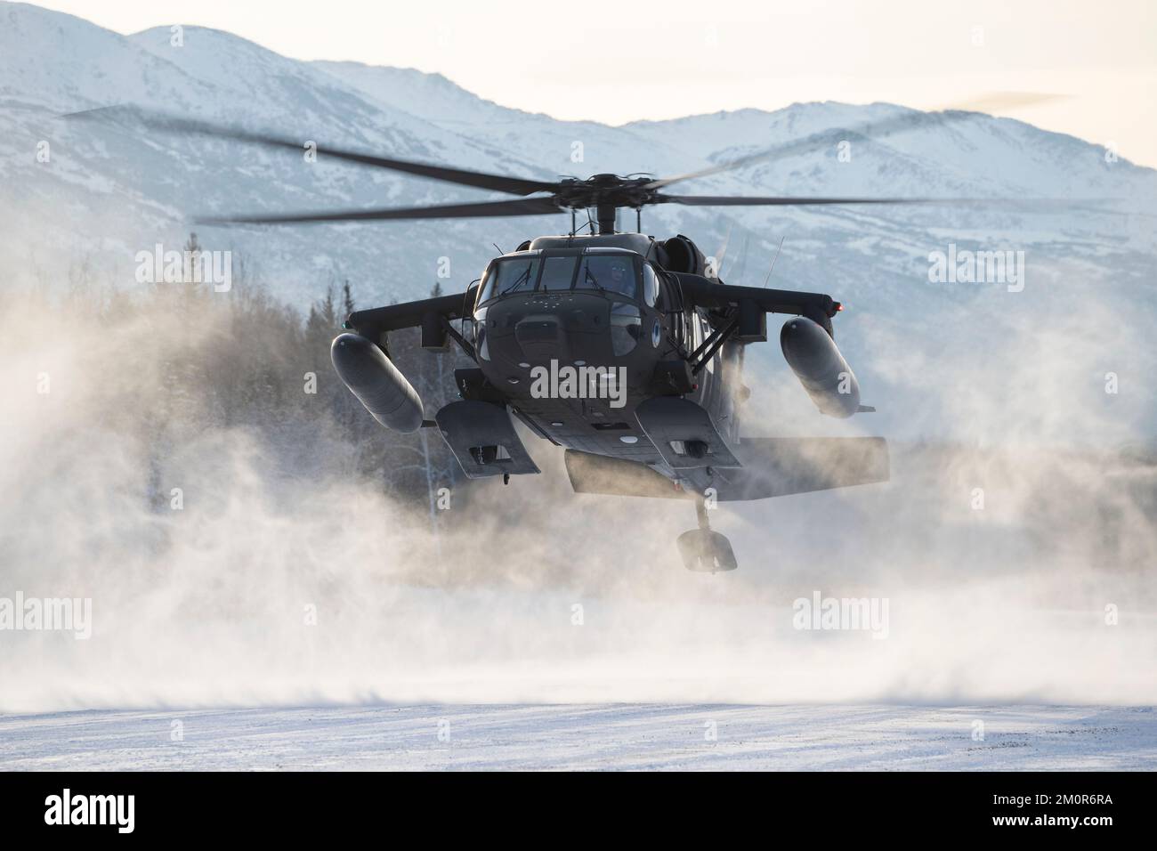 Ein Alaska Army National Guard UH-60L Black Hawk Helikopter, dem 1-207. Aviation Regiment zugeteilt, landet auf der Malemute Drop Zone am Joint Base Elmendorf-Richardson, Alaska, 2. Dezember 2022. Die AKARNG-Piloten führten während der Feldübung am Ende des Semesters ein Flugtraining bei der ROTC-Einheit der Armee der Universität Alaska durch. Das General Support Aviation Bataillon der AKARNG bildet routinemäßig mit allen militärischen und zivilen Stellen zusammen, um seine operative Interoperabilität zu verbessern und die Bereitschaft für ein breites Spektrum von staatlichen und föderalen Missionen aufrechtzuerhalten. (USA Air Force p Stockfoto