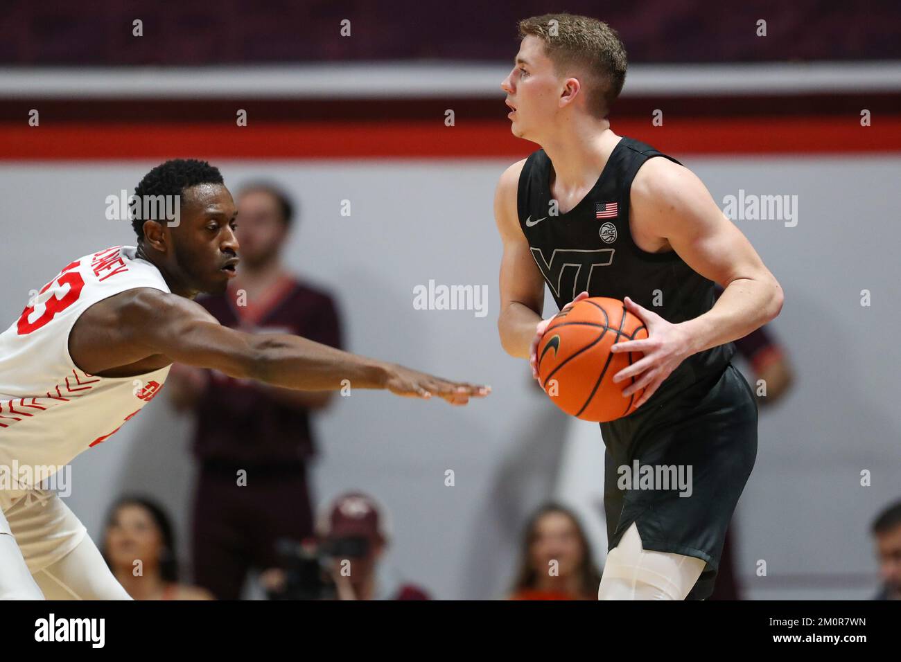 7. Dezember 2022: Virginia Tech Hokies Wächter Sean Pedulla (3) will Dayton Flyers Forward R.J. umfahren Blakney (23) während des NCAA-Basketballspiels zwischen den Dayton Flyers und den Virginia Tech Hokies im Cassell Coliseum in Blacksburg, Virginia. Greg Atkins/CSM Stockfoto