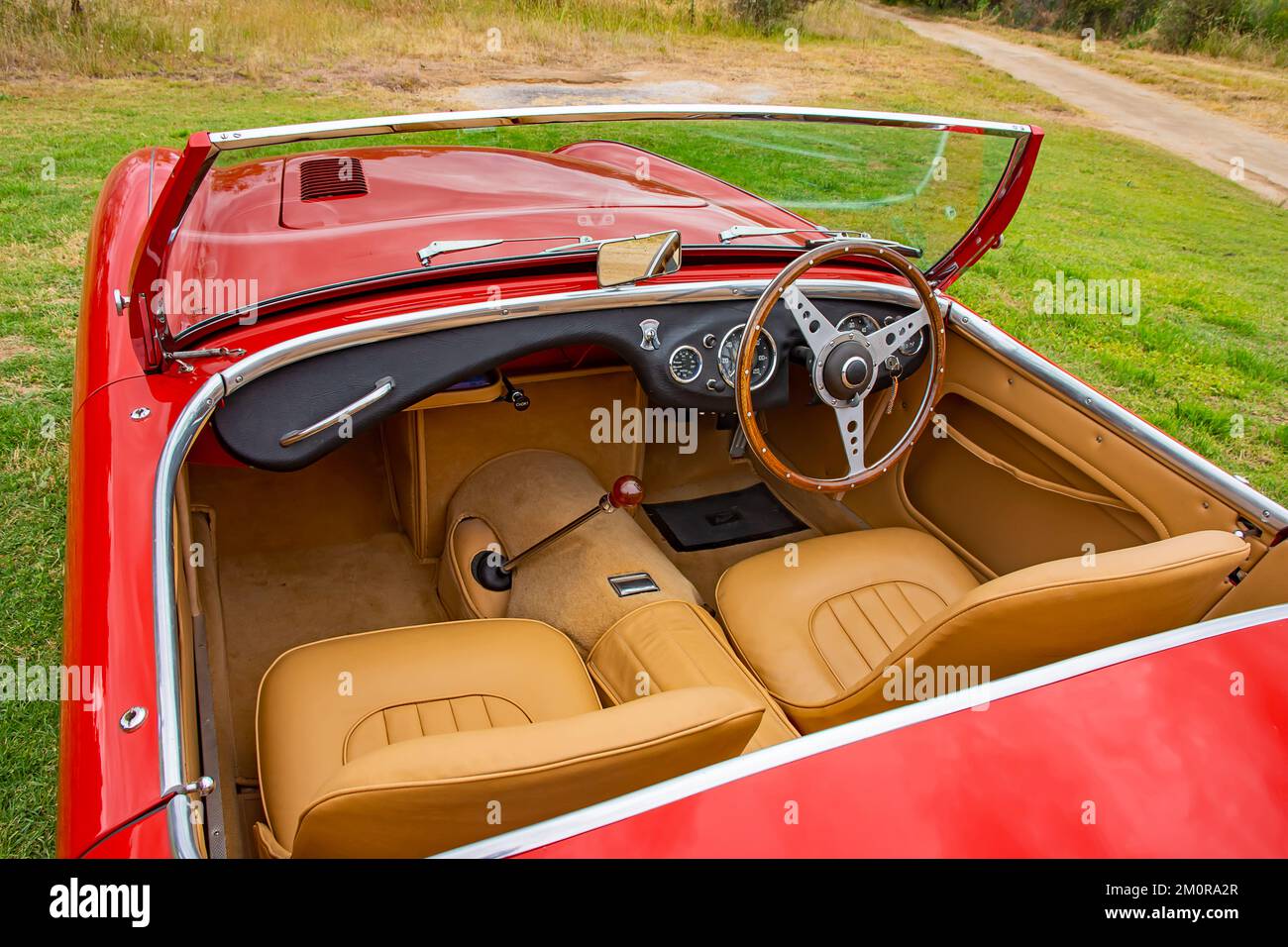 Cockpit eines roten 1952 Austin Healey 100 Roadsters Stockfoto