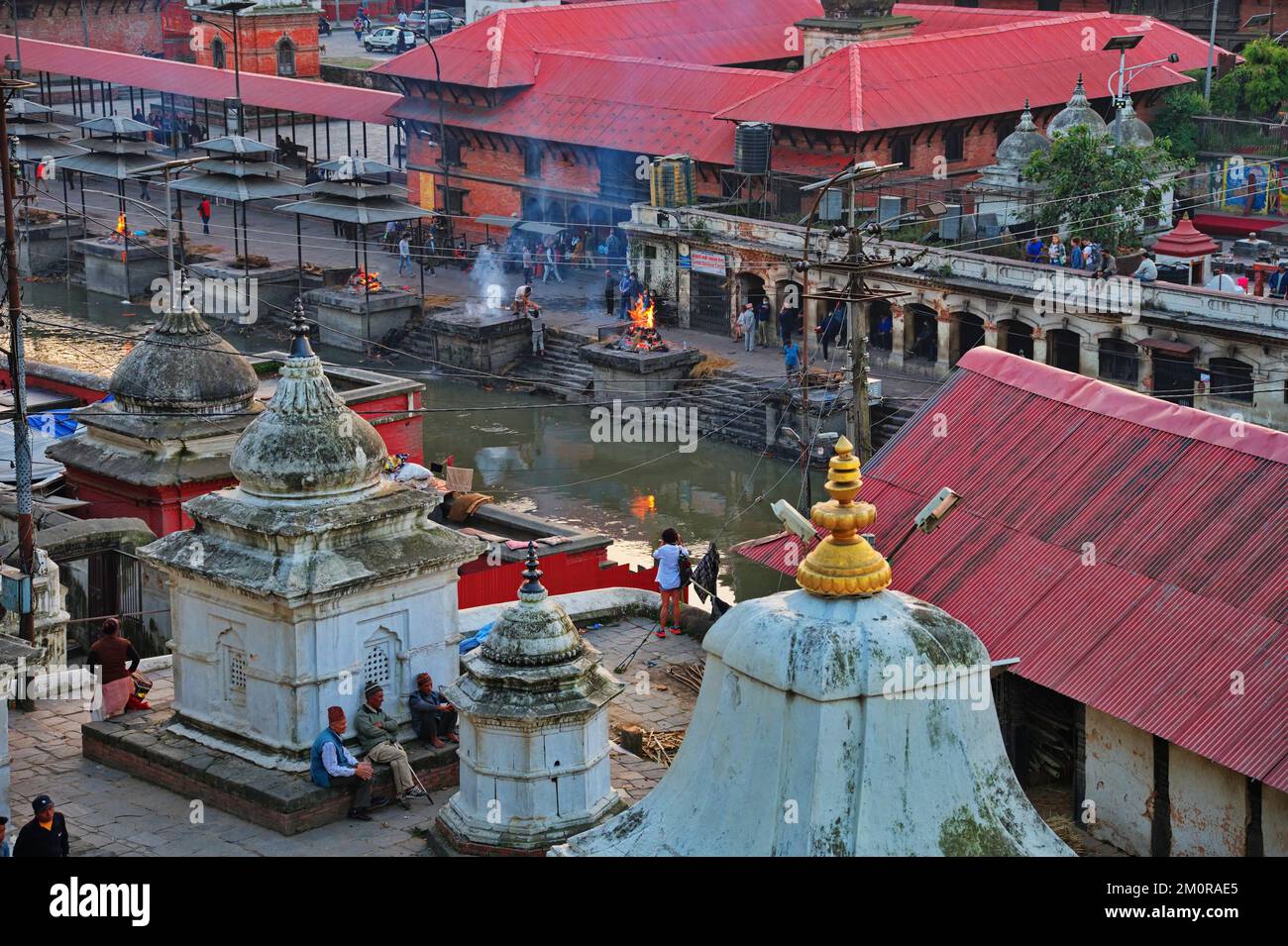 Beerdigungen am Bagmati-Fluss in Kathmandu, Nepal Stockfoto