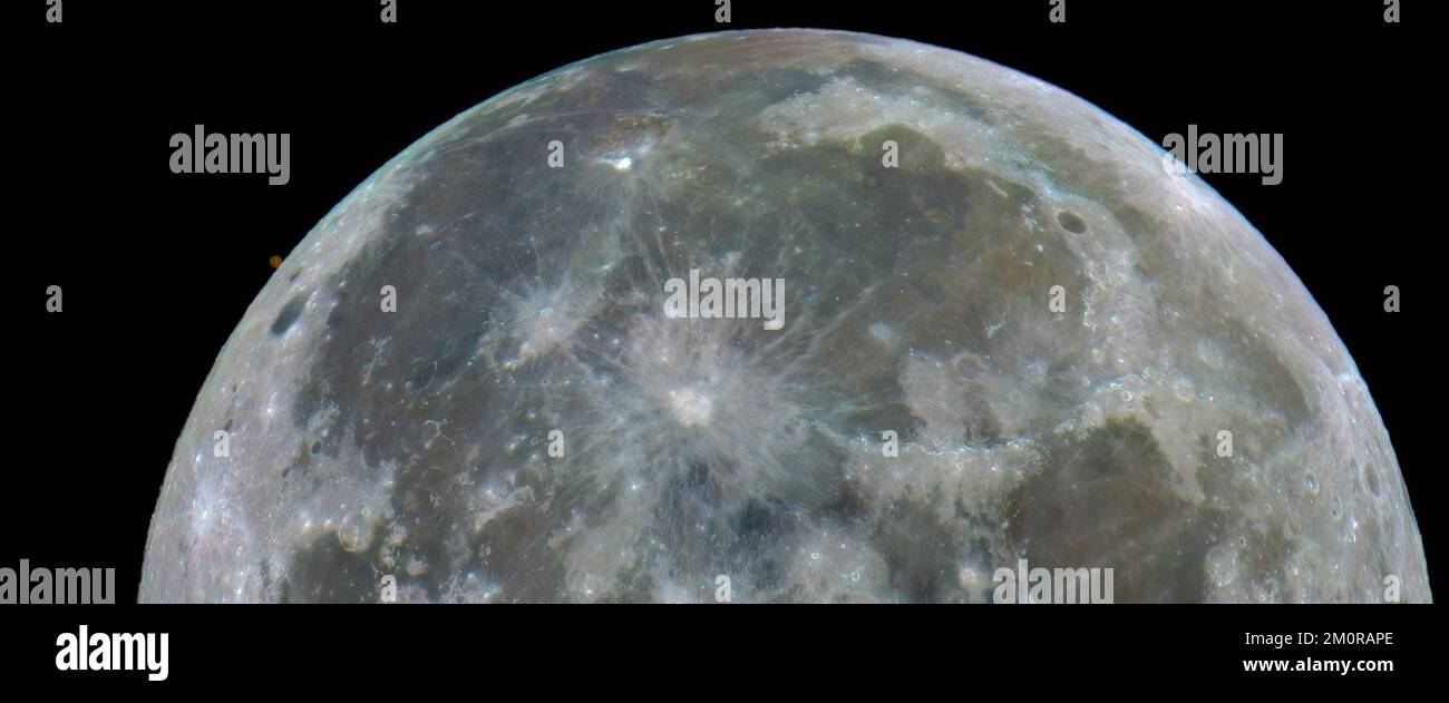 Harrogate, North Yorkshire, Großbritannien. 8. Dezember 2022 Planet Mars wird hinter den Mond gehen, in einer Okkultation, wie man sie aus Harrogate, North Yorkshire, Großbritannien, sieht. 8. Dezember 2022 Harrogate, North Yorkshire, Großbritannien. Kredit: Catch Light Photography Limited/Alamy Live News Stockfoto