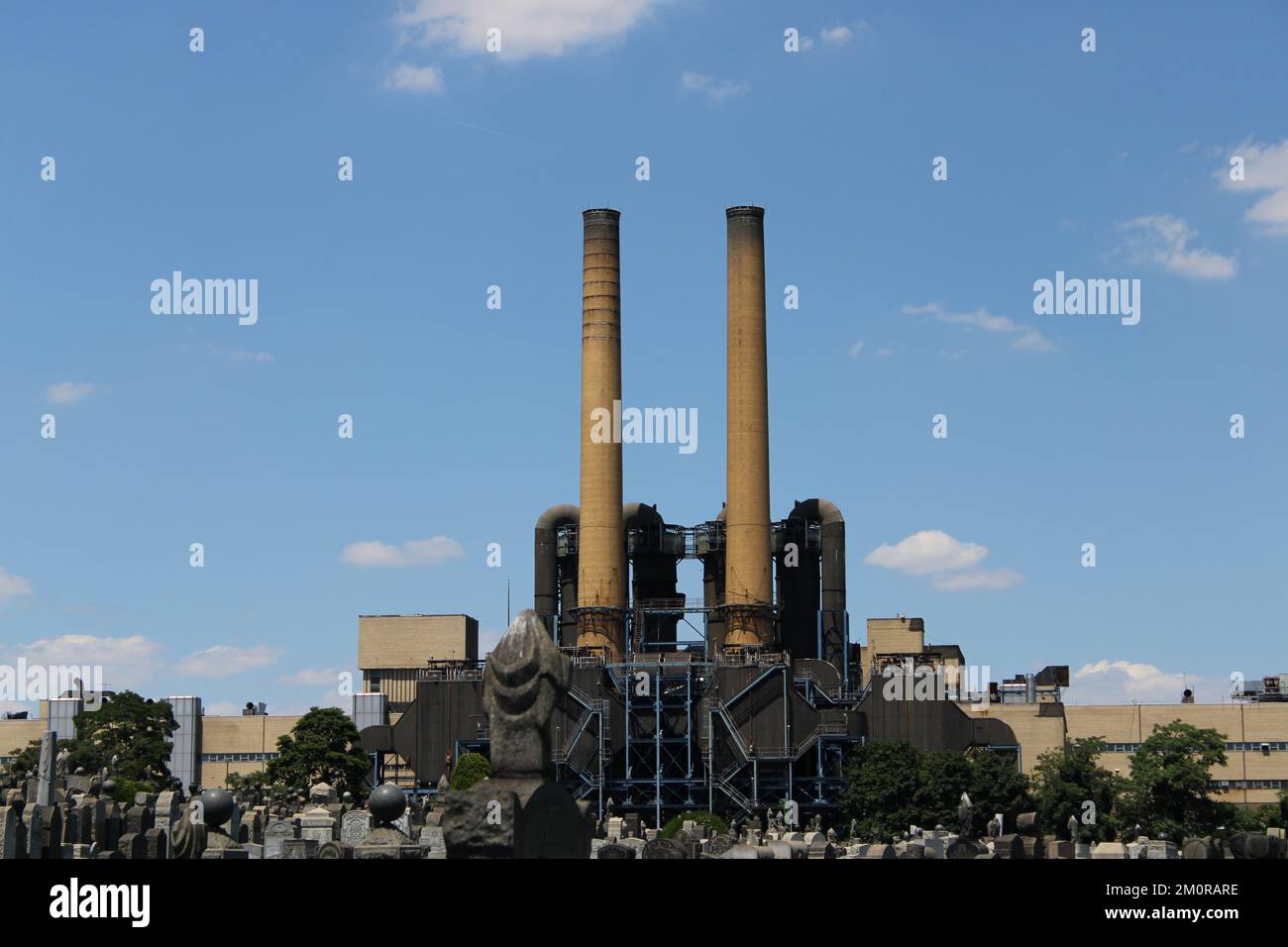 Foto: Verbrennungsanlage in der Betts Avenue in Maspeth, Queens mit Mt. Der Zion-Friedhof ist ebenfalls in Sicht. Stockfoto