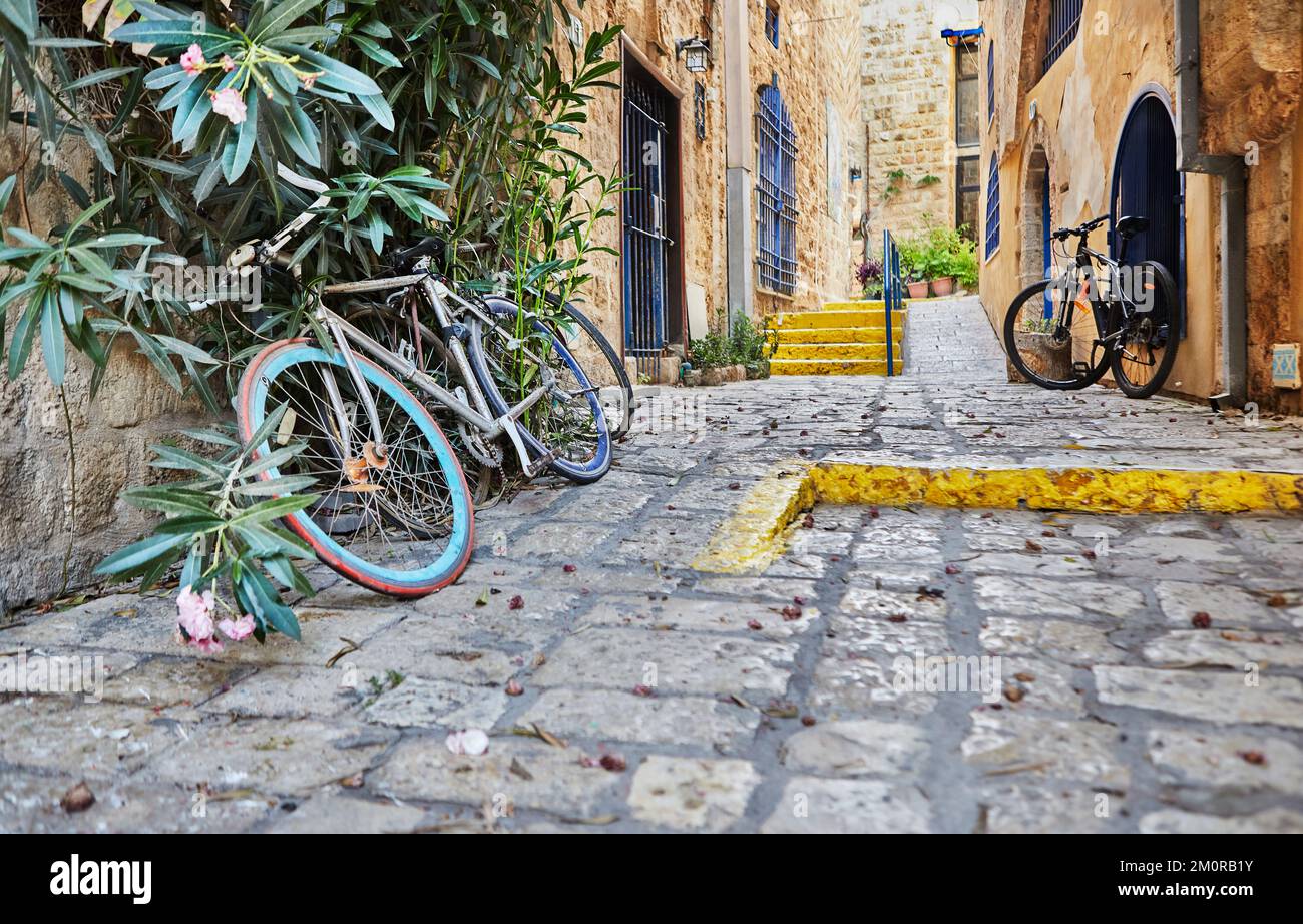 Alte Fahrräder auf den Straßen des alten Jaffa. Stockfoto