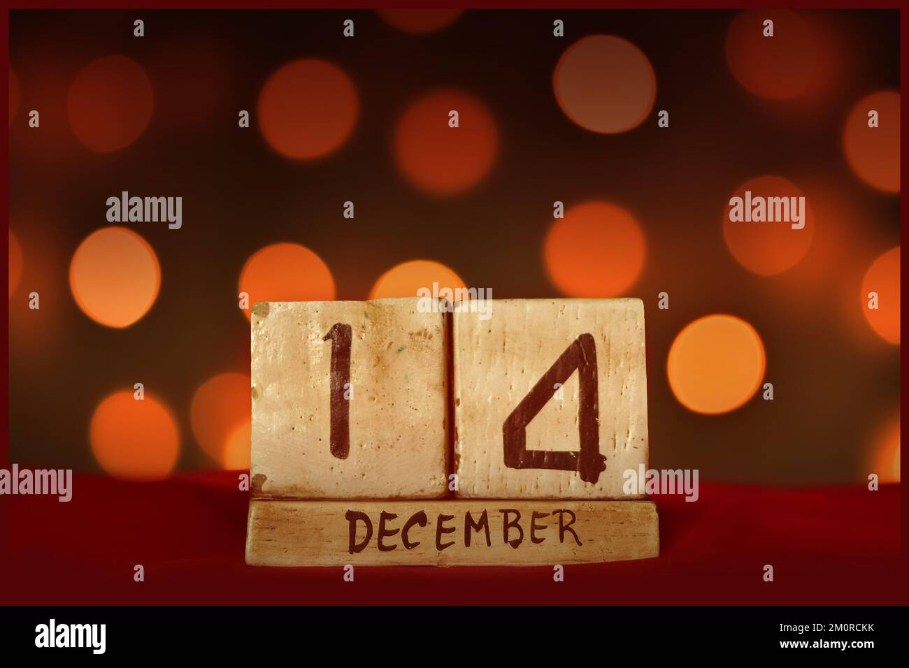 Dezember 14 Vintage Holzblock Kalender auf rotem Stoff, festliche Bokeh Lichter Hintergrund Grußkarte Feiertage, Geburtstag, Datum speichern Stockfoto