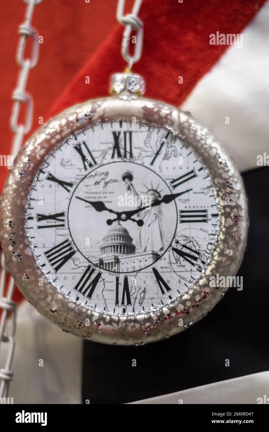 Alte Taschenuhr. In einem Antiquitätenladen hängen klassische Taschenuhren an Ketten. Niemand, verschwommen, selektiver Fokus-November 11,2022-Vancouver BC Kanada Stockfoto