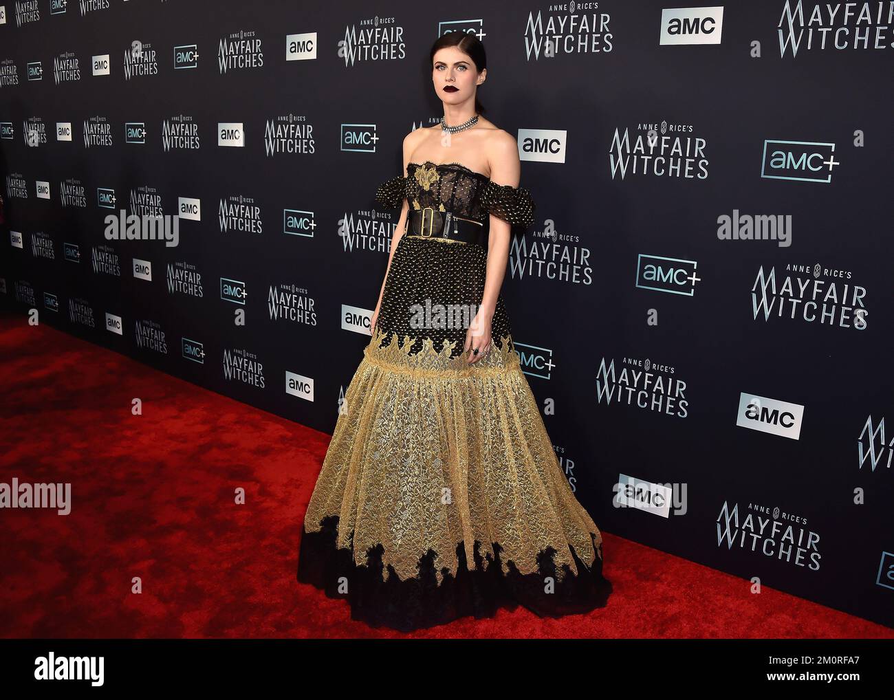 Alexandra Daddario läuft am 7. Dezember 2022 auf dem roten Teppich bei ...