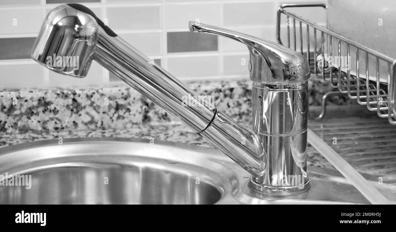 Interieur der luxuriösen modernen Küche und Edelstahl Waschbecken, Wasserhahn und Abfluss Stockfoto