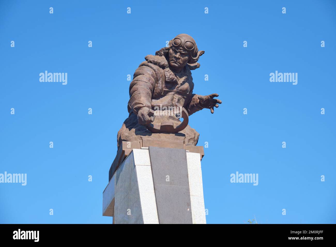 Ein Denkmal für einen kasachischen Helden, einen Piloten für Russland, die Sowjetunion während des Zweiten Weltkriegs, der absichtlich sein beschädigtes Kampfflugzeug in eine deutsche Nazikolonne stürzte Stockfoto