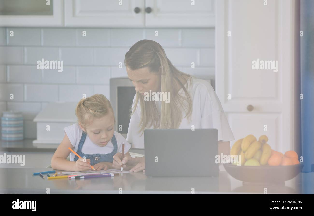 Mutter, die dem Kind beibringt, seine Hausaufgaben zu Hause zu machen. Mutter und Tochter einer Kaukasierin, die mit einem Laptop entspannt ihre Tochter beim Zeichnen von Bildern in einem unterstützt Stockfoto