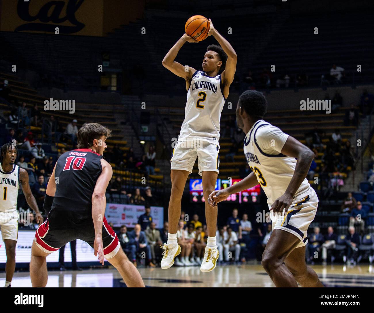 Hass Pavilion Berkeley Calif, USA. 07.. Dezember 2022. CA U.S.A. California Forward Monty Bowser (2) schießt den Ball während des NCAA Männer Basketballspiels zwischen den Eastern Washington Bears und den California Golden Bears. Der Osten Washingtons schlug Kalifornien 50-48 im Hass Pavilion Berkeley Calif Thurman James/CSM/Alamy Live News Stockfoto