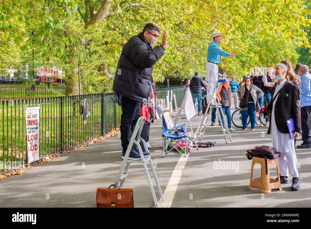 In der Speakers Corner in Hyde Park hören die Leute Lautsprecher. London, England Stockfoto