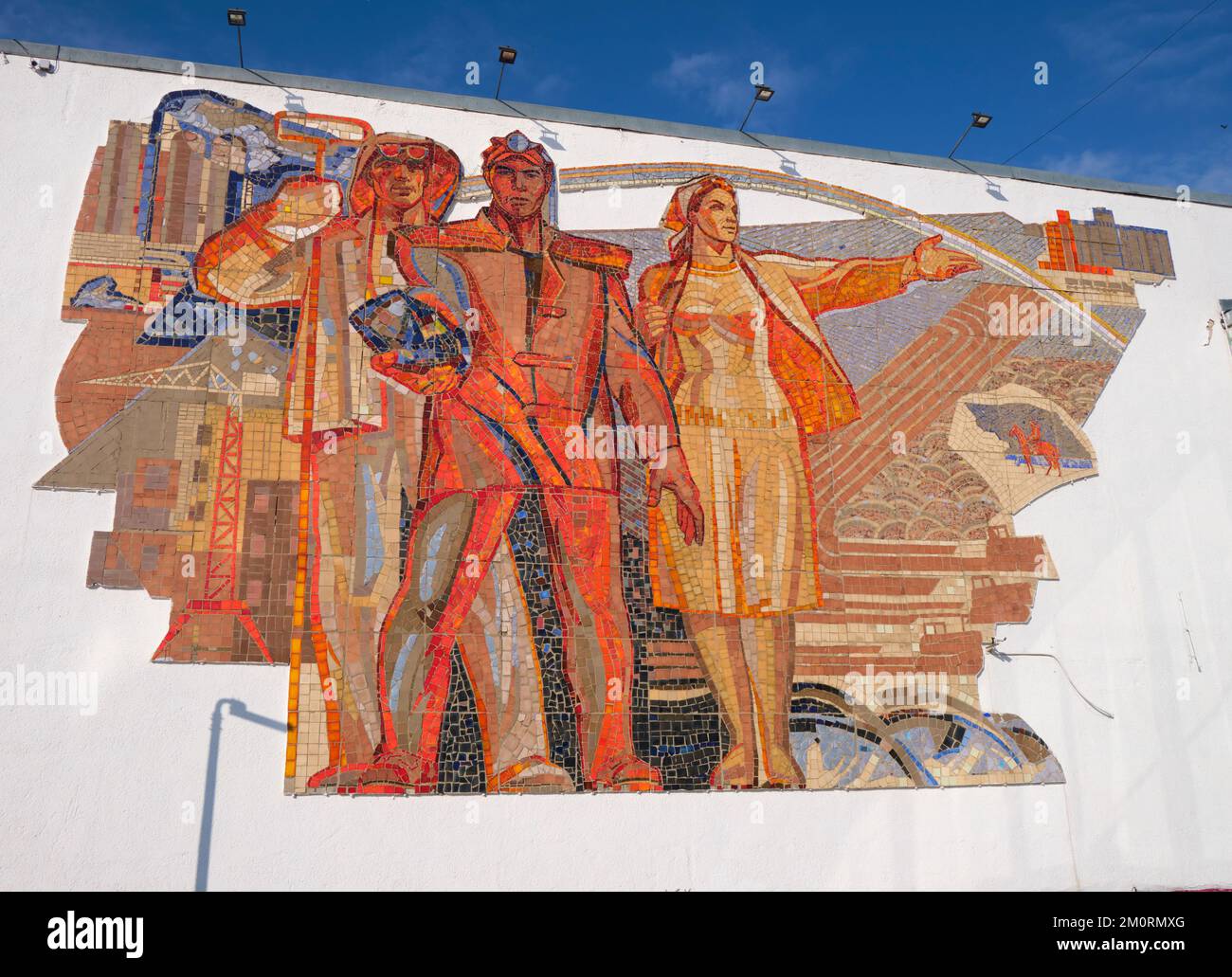 Ein großes Mosaik, Fliesengemälde, das stolze Arbeiter aus der Sowjetunion, Russland und Kasachstan in verschiedenen Branchen darstellt. In Karaganda, Kasachstan. Stockfoto