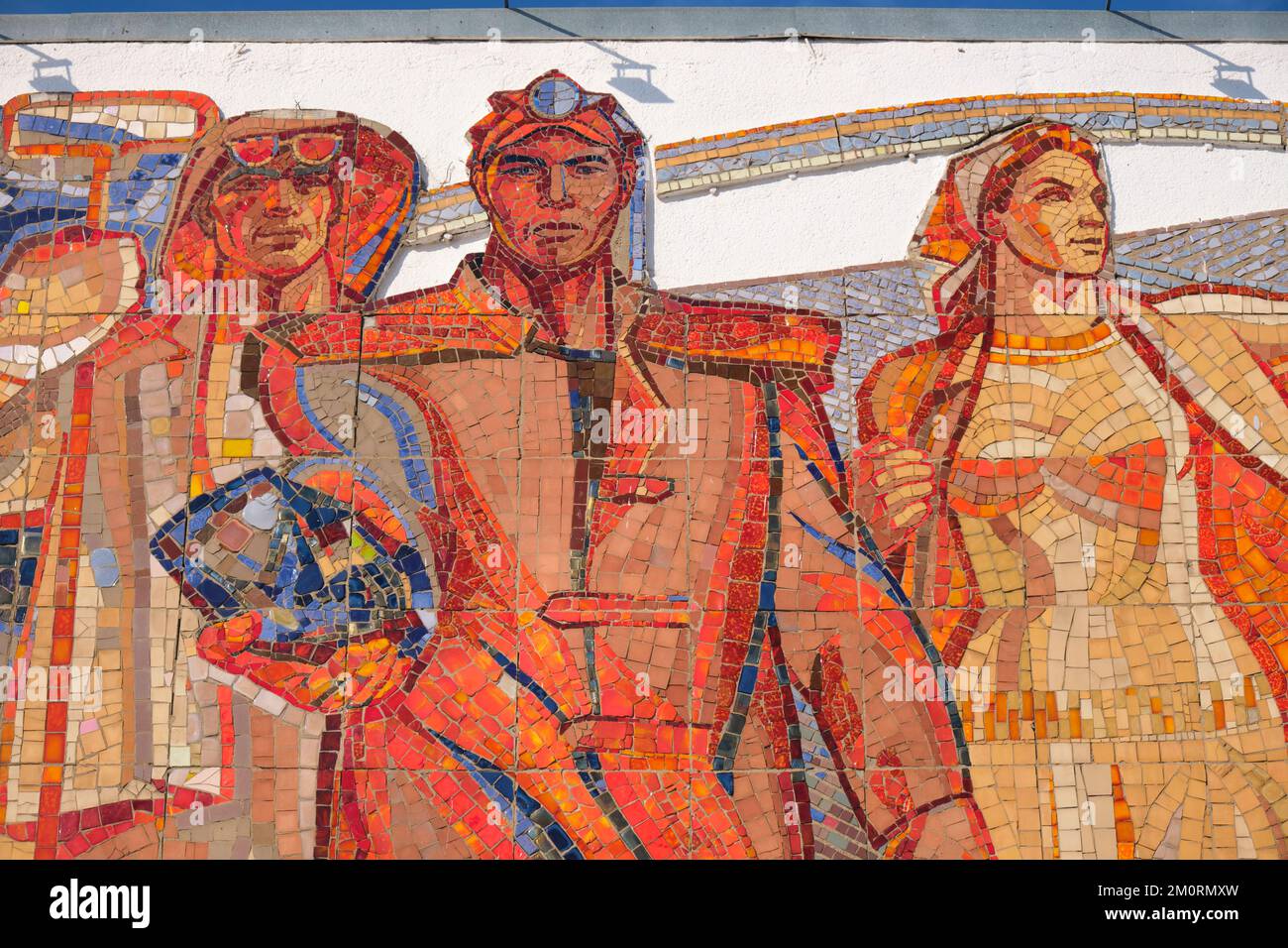 Ein großes Mosaik, Fliesengemälde, das stolze Arbeiter aus der Sowjetunion, Russland und Kasachstan in verschiedenen Branchen darstellt. In Karaganda, Kasachstan. Stockfoto