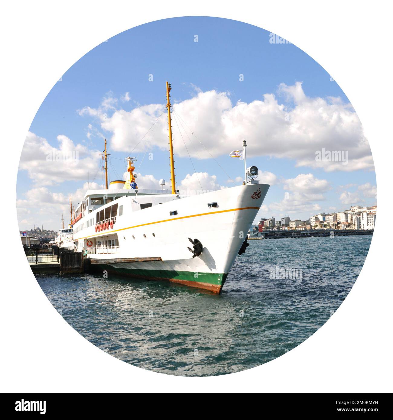 Weißes Kreuzfahrtschiff mit Fähre, Beförderung von Passagieren, Sirkeci Istanbul Türkei Stockfoto