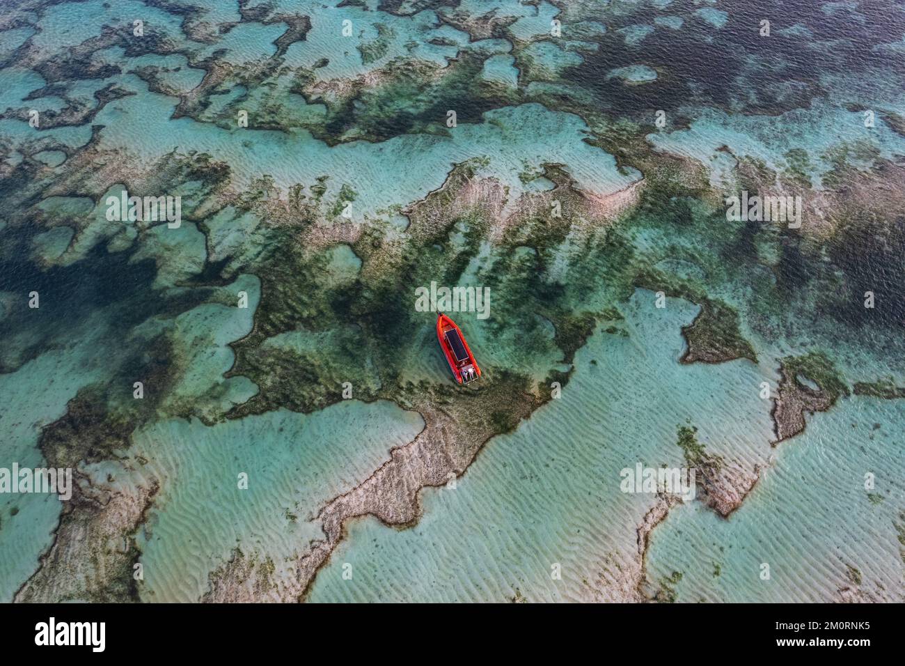 Luftaufnahme eines roten Bootes über Sandbänken, Kuta Mandalika Beach, Lombok, Nusa Tenggara, Indonesien Stockfoto