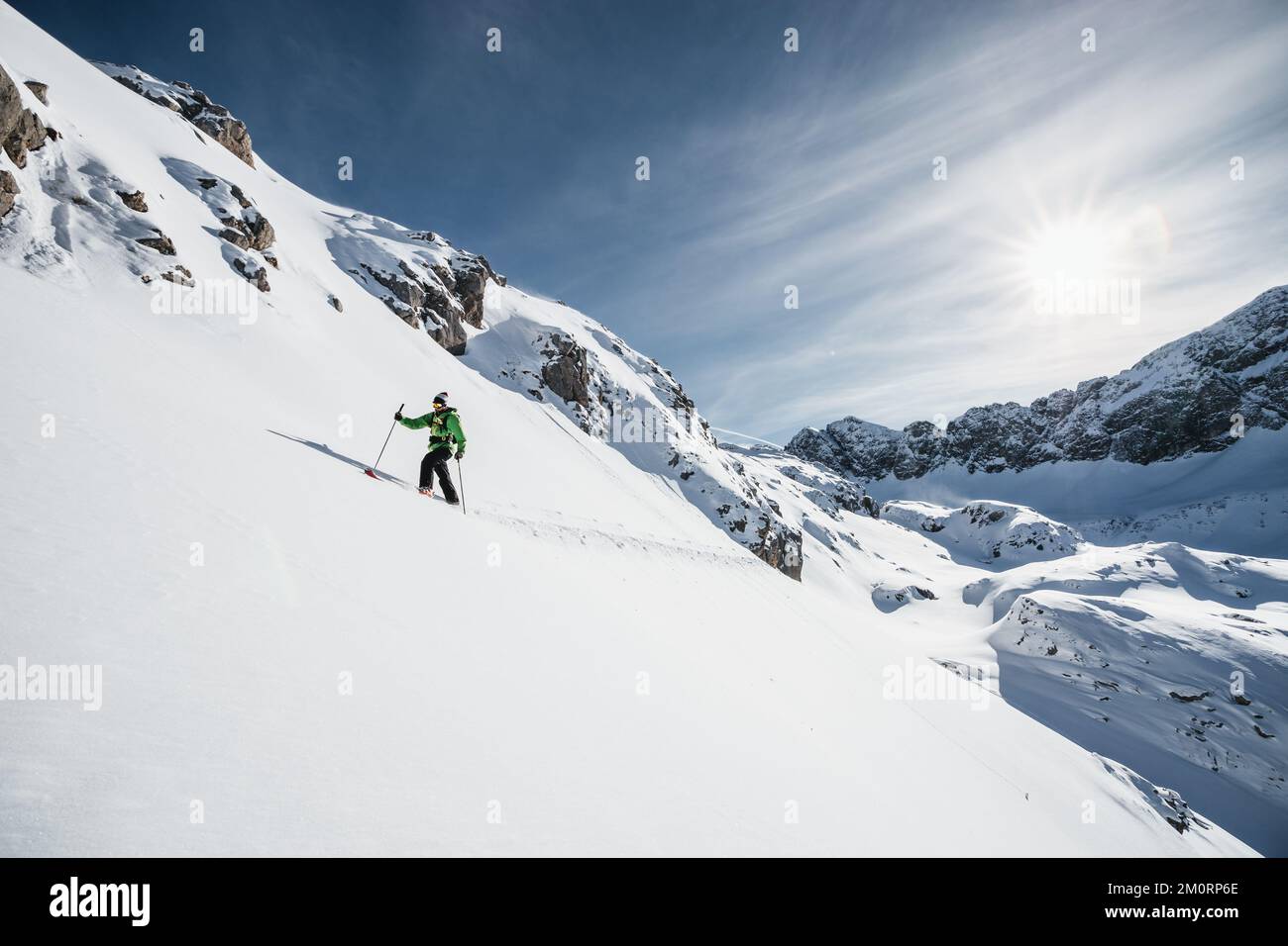 Man Ski-Tour in den österreichischen Alpen, Arlberg, Vorarlberg, Österreich Stockfoto