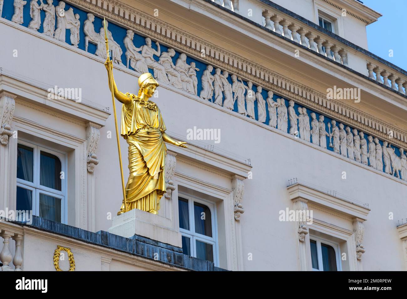 Vergoldete Statue von Athena von E. H. Baily auf dem neoklassizistischen Gebäude des Athenaeum Clubs, Piccadilly, London, Großbritannien Stockfoto