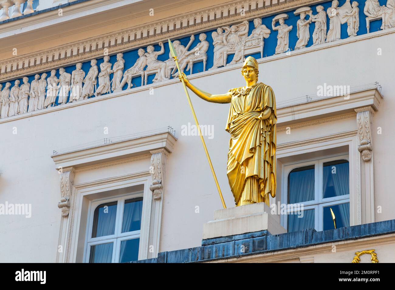 Vergoldete Statue von Athena von E. H. Baily auf dem neoklassizistischen Gebäude des Athenaeum Clubs, Piccadilly, London, Großbritannien Stockfoto