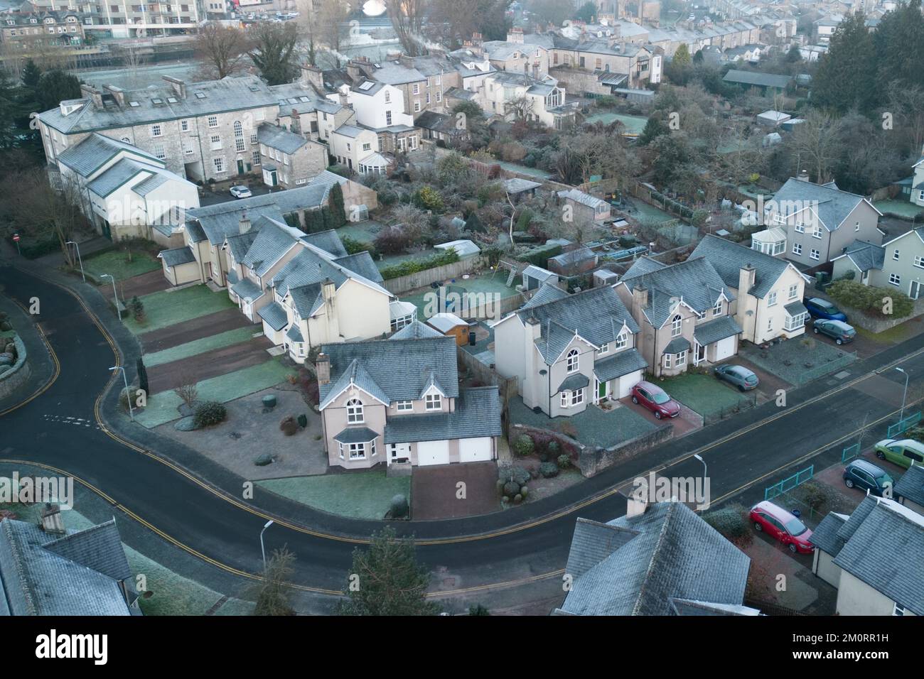 Kendal, Cumbria, 8. Dezember 2022. Gefriertemperaturen von -4 Grad Celsius treffen über Nacht auf Kendal in Cumbria, was einen harten Frost und eiskalten Nebel über der historischen Stadt verursachte. Als die Sonne über den Bergen aufging, wurde Kendal Castle in goldenes Licht getaucht. Die trockene Skipiste hat ein winterliches Aussehen, da das normalerweise schwarze Material weiß wurde und die Windschutzscheiben des Autos mit Eis bedeckt waren, nachdem der Troll von Trondheim viele Teile Großbritanniens getroffen hatte. Quelle: Stop Press Media/Alamy Live News Stockfoto