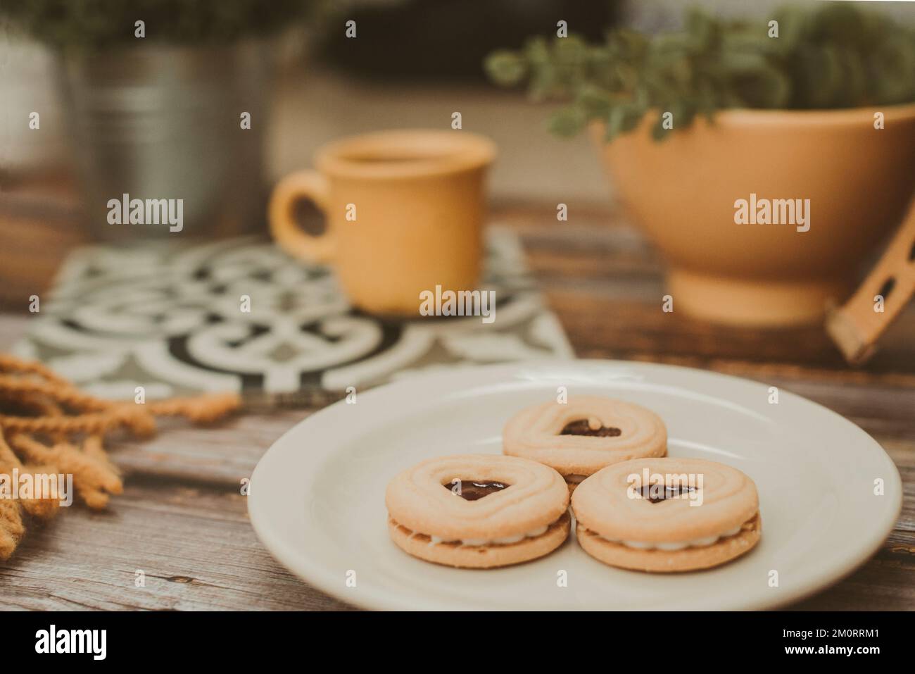 Nahaufnahme traditioneller Linzer Kekse mit Erdbeermarmelade auf einem Holztisch Stockfoto