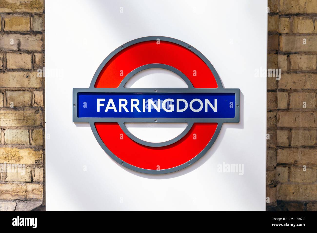 Farringdon Tube Logo-Schild auf dem Bahnsteig, London, Großbritannien Stockfoto