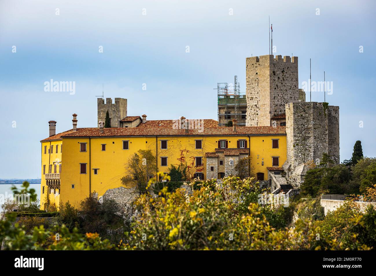 Burg Duino mit Blick auf den Golf von Triest an der Adria. Foto aufgenommen am 28.. November 2022 im Dorf Duino, Provinz Triest, Italien. Stockfoto