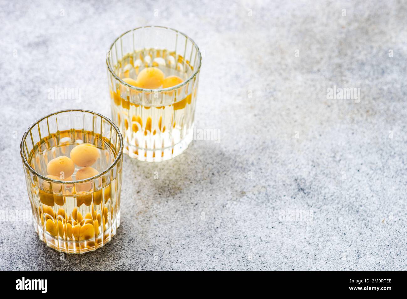 Zwei Gläser Kirsch-Wodka-Cocktails Stockfoto